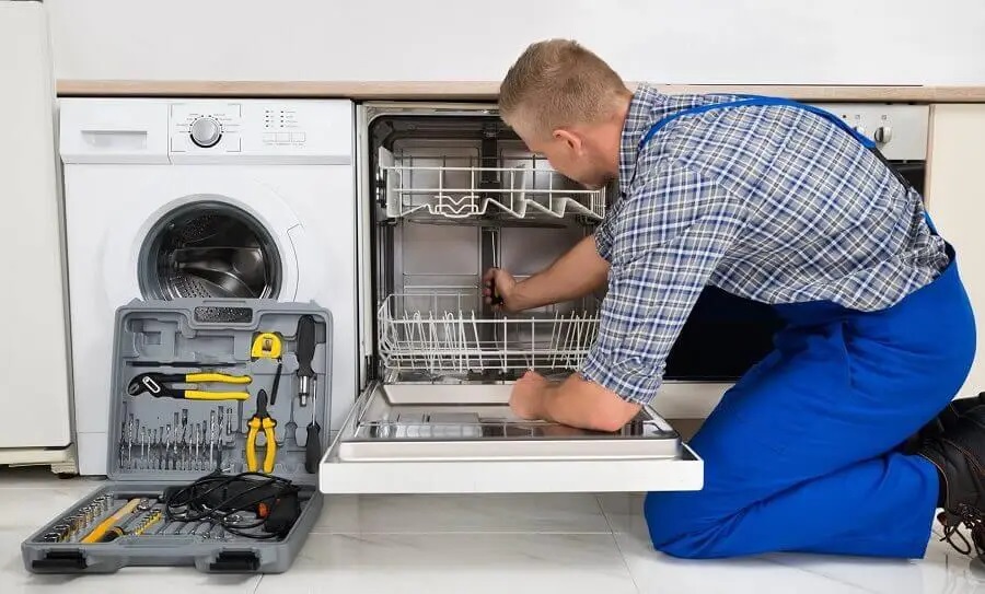 Erenler Smeg servisi teknisyen ekibi beyaz eşya tamiri yaparken
